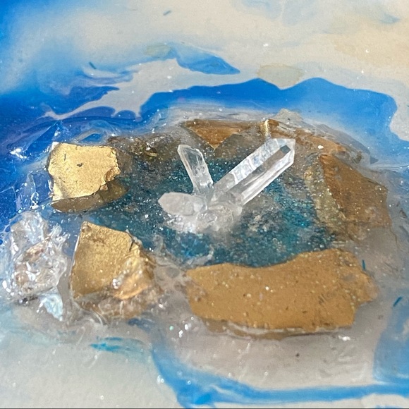 Geode resin wall art in wood & energetic crystals for attracting positive energy - Picture 4 of 16